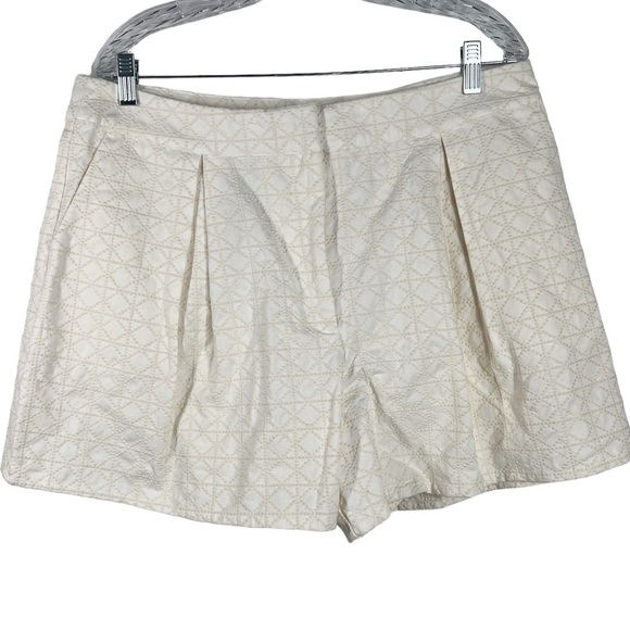RYEGRASS Ivory Textured Pleated Shorts | Plus Size 16/4” - Picture 2 of 10